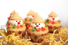Cuối cùng, gắn thêm kẹo dẻo nhiều màu lên xung quanh phần kem, đính chocolate chips hình mắt, mũi, miệng là đã hoàn thành rồi!