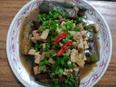 Bày cà tím ra đĩa và thưởng thức với cơm nóng.