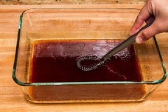 Sau đó, pha chế hỗn hợp nước trộn 1/4 chén xì dầu, 1,5 muỗng canh đường, 2 muỗng canh rượu Mirin, 2 muỗng canh tương ớt, 2 muỗng canh dầu mè, 1 muỗng cà phê rượu sake vào tô hoặc hộp có thể cất được.