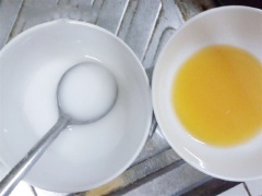 Bột năng khuấy tan với 50ml nước nguội. Hành tỏi bằm nhuyễn. Phi thơm hành tỏi với 1 muỗng canh dầu ăn, cho nước chanh dây vào nấu sôi, nêm 1/3 muỗng cà phê muối và 1.5 muỗng canh đường cho vừa ăn, sau cùng cho nước bột năng vào khuấy đều để hỗn hợp sánh là được.