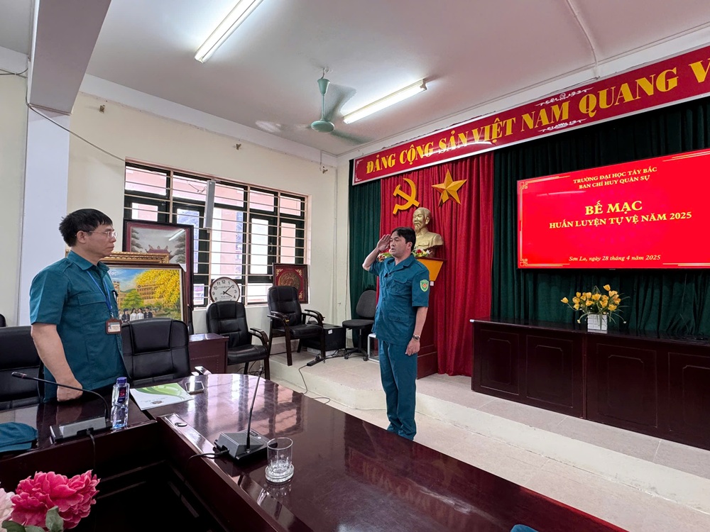 Ban chỉ huy quân sự Trường Đại học Tây Bắc tổ chức lễ dâng hương tại nghĩa trang Liệt sĩ thành phố Sơn La và bế mạc huấn luyện tự vệ năm 2025