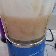 Ngâm đậu xanh không vỏ 3~4 tiếng. Rồi đem đi rửa sạch, nấu lên khi nào đỗ chín, mình dùng thìa gỗ nghiền nát, rồi trộn với 100g đường, trộn đều, cho vào máy xay, xay nhuyễn. Đổ hỗn hợp ra chảo chống dính cho thêm 10ml nước cốt dừa, 2 thìa dầu sên nhỏ lửa. Mình chia thêm dầu làm 2 lần. Khi hỗn hợp đậu xanh hòa quyện, đảo nặng tay, hơi sền sệt mình bắc xuống. Cho 2 thìa dầu và 10g bột nếp rang vào bát đảo đều. Rồi đổ luôn vào chảo đang sên đậu xanh. Mình đảo nhanh tay cho hỗn hợp hòa quyện, thấm dầu và dẻo mịn hơn. Khi hỗn hợp đâu xanh dẻo, mịn, không dính chảo, dính tay là được. Nhớ sên lửa nhỏ nhé.