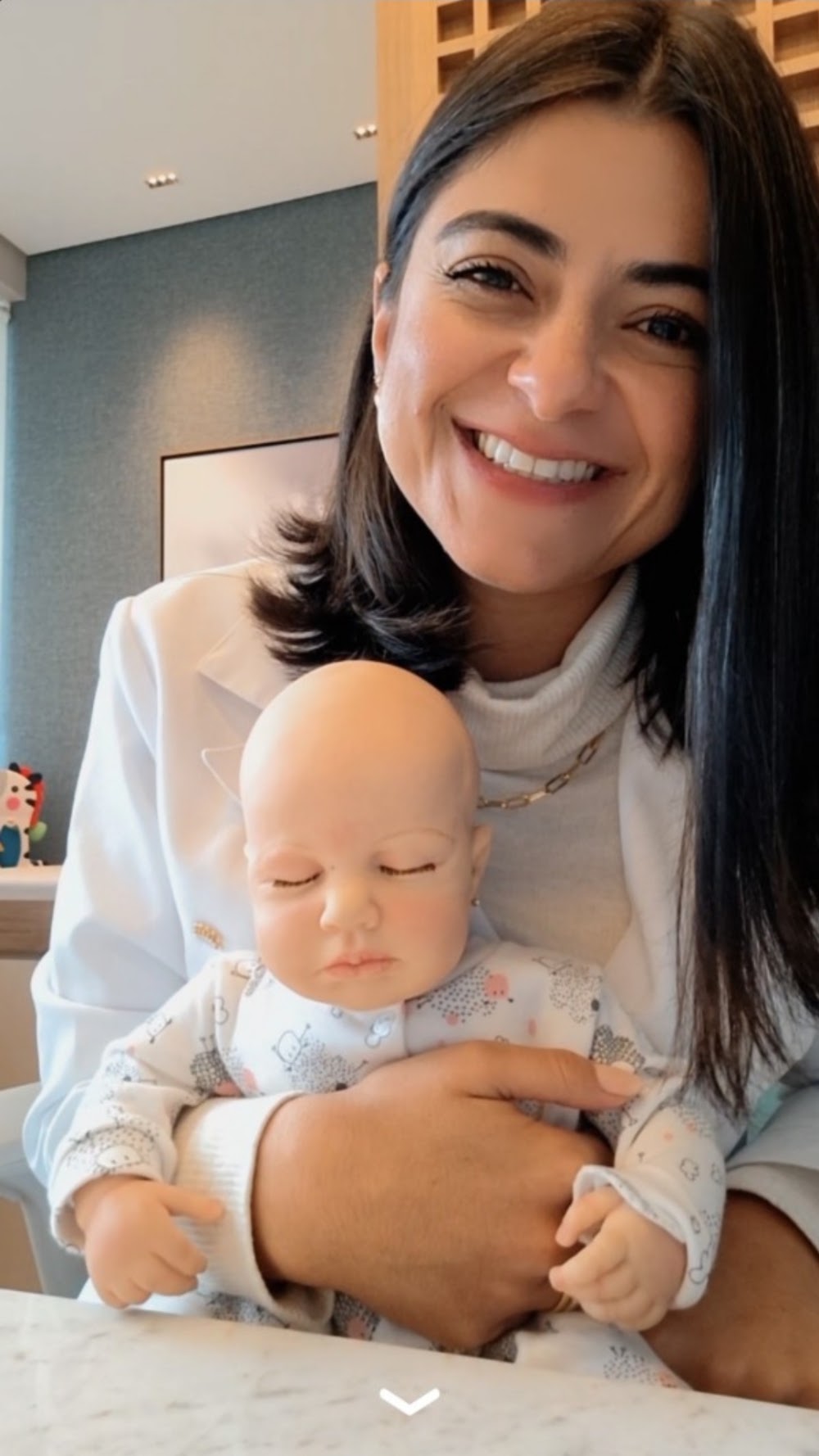 Dra. Carolina Costa segurando um bebê recém-nascido no colo