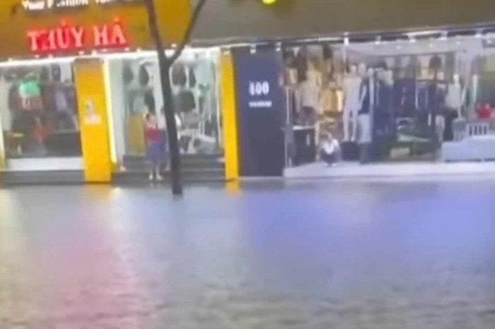 Mưa lớn trong đêm, nhiều tuyến đường ở phố núi Quảng Ngãi ngập nặng - Báo Tri thức &amp; Cuộc sống