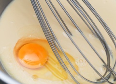 Trút đường vào từng khuôn bánh 1 lớp mỏng khoảng 1cm. Trút nhanh để đường không đóng lại, để caramel nguội trong 10 phút. Trong khi đó chuẩn bị hỗn hợp flan. Khuấy sữa đặc với sữa tươi đun sôi. Đợi sữa nguội bớt thì cho từng quả trứng vào đánh tan, khuấy đều. Sau đó lược lại hỗn hợp qua rây. Thêm tinh chất vani vào đánh tan.