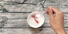 Đâm muối ớt theo tỉ lệ: 1/2 chén muối hột, 2 trái ớt đỏ tươi, 1/2 muỗng cà phê bột ngọt.