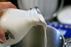 Tách lấy lòng đỏ và lòng trắng trứng ra 2 chén riêng. Trộn hỗn hợp 500ml kem sữa tươi, 200ml sữa tươi, 4 lòng đỏ trứng.