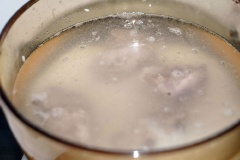 Đổ nước vào nồi xương, lượng nước ước chừng gấp khoảng 4 lần lượng gạo. Khi nước nóng già thì cho gạo và đậu xanh vào, đun sôi rồi hớt bớt phần bọt đen.