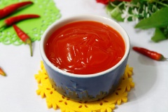 Để tương ớt nguội rồi cho vào hũ thủy tinh sạch, đậy kín và bảo quản ở nhiệt độ thường. Nên luộc hũ thủy tinh và lau sạch để khử vi khuẩn tránh làm hỏng tương ớt đó nhé!