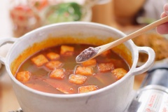 Cho đậu hũ chiên vào nồi riêu. Bắc nồi lên bếp, nêm nếm với 2.5 muỗng canh hạt nêm, 1 muỗng canh nước mắm, 1 muỗng canh đường, 2 muỗng cà phê mắm tôm rồi khuấy đều. Vậy là những thành phần chính đã chuẩn bị xong rồi.