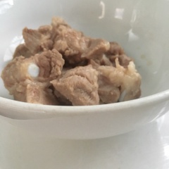 Sườn mua về rửa muối và xát chanh thật sạch. Luộc sơ qua với nước để tránh mất thời gian khi rán thịt bạn nhé. Trong lúc này bạn có thể rửa sẵn cà chua và xà lách để dùng kèm nhé.