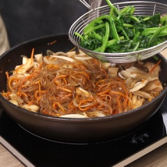 Cho phần miến đã luộc vào xào cùng phần sốt chay, đảo đều tay cho đến khi sốt thấm đều thì bạn cho phần cải bó xôi đã trụng vào xào thêm 3 phút. Tắt bếp và dọn ra dĩa để thưởng thức.