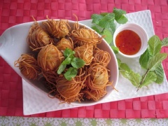 Bày món ăn ra đĩa, trang trí thêm lá húng lũi và chấm cùng nước mắm chua ngọt nếu thấy nhạt.