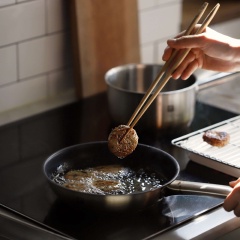 Hành tây thái múi cau. Cải thìa và hành boa rô thái khúc ngắn. Tỏi và nấm thái lát nhỏ. Ớt thái nhỏ. Chả cá thái nhỏ vừa ăn, đun nóng nhiều dầu ăn trong nồi, cho chả cá vào chiên chín vàng giòn thì vớt ra để ráo dầu.