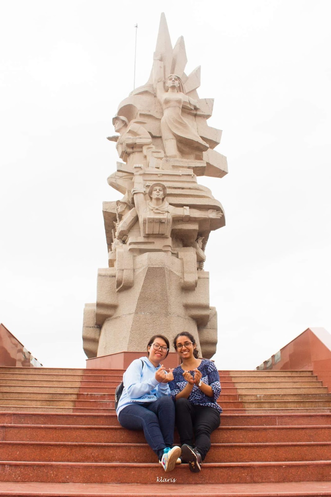 Sneha Venkatraman (bên phải) cùng tình nguyện viên DLA tham quan tại Công viên – Tượng đài Long An Trung dũng kiên cường toàn dân đánh giặc
