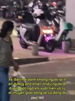 Xe điện hai bánh không người lái trên đường phố khiến nhiều người đi đường bất ngờ khi xuất hiện và tự di chuyển giữa dò