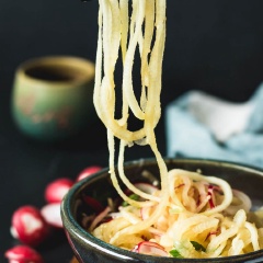 Khi ăn, bạn rắc mè trắng rang và hành lá băm lên mặt và thưởng thức món salad thơm ngon tươi mát này nhé. Chỉ với 15 phút đơn giản, nhanh, gọn lẹ là bạn đã có ngay món salad củ cải thơm ngon, hấp dẫn cho cả nhà thưởng thức rồi.