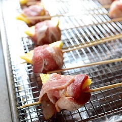 Lần lượt làm cho đến khi hết thì xếp các xiên thịt vào khay nướng. Lấy chổi hoặc muỗng phết hỗn hợp gia vị nước sốt lên mặt thịt, nướng từ 10-15 phút.