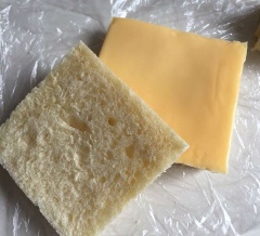 Trứng đập ra bát đánh đều. Bánh mì cắt bỏ phần viền bên ngoài của bánh. Cho lát bánh mì xuống thớt, đặt phô mai lên trên tiếp đó đặt thêm lát bánh mì còn lại lên trên.
