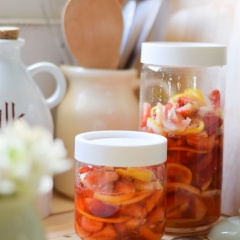 Để những hủ này ở nhiệt độ phòng khoảng nửa ngày rồi cho vào ngăn mát tủ lạnh. Dùng hết trong khoảng 2 tuần.