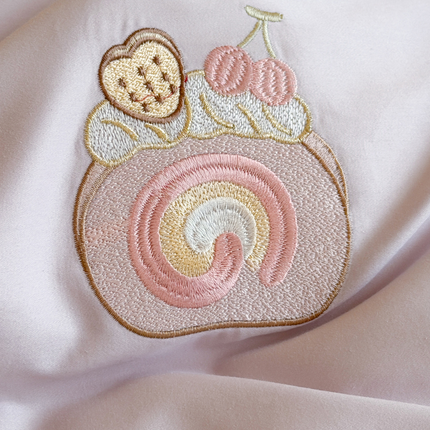 Cotton bedding set with bunny embroidery and lace trim