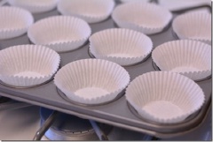 Làm nóng lò nướng ở 200 độ C. Đặt sẵn các giấy lót bánh vào khuôn cupcake và đặt sang một bên.