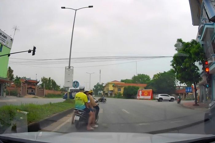 Bắc Ninh: Xử phạt người phụ nữ đèo 2 con nhỏ đi vòng vèo 'né' camera AI để vượt đèn đỏ - Báo Xây Dựng