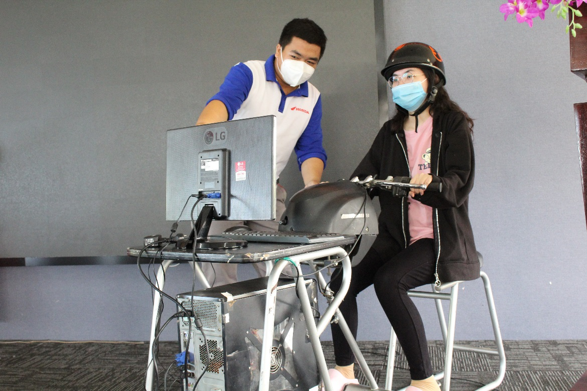 Sinh viên trải nghiệm mô hình mô phỏng kỹ năng lái xe an toàn