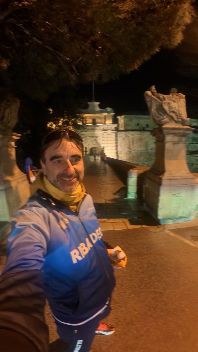 Suso junto a las murallas de Mdina antes del Malta Marathon