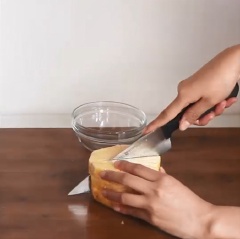 Đầu tiên chế rượu vang vào một bình lớn rồi cho đường vào, khuấy đều lên. Dâu tây bỏ cuống, cắt làm tư, chừa một vài trái nguyên và khứa ngay phần đầu trái một đường. Bưởi và cam gọt vỏ, cắt nhỏ. Thơm gọt vỏ, cắt khối vuông nhỏ. Chanh xắt lá mỏng rồi cắt 1 đường nửa miếng chanh để trang trí.