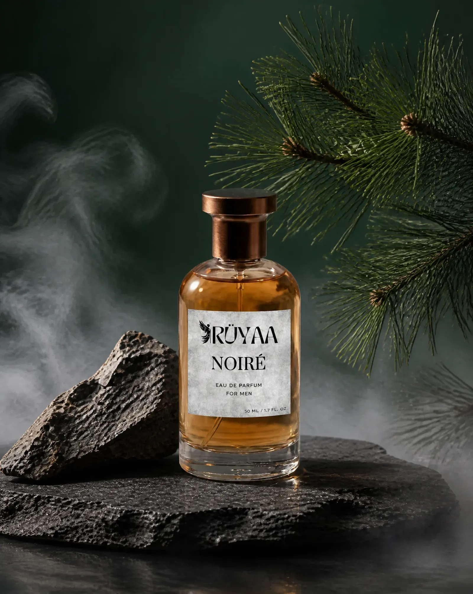 Un frasco de perfume se encuentra en el centro.