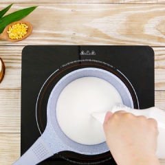 Nấu nước cốt dừa: Cho 200 ml nước cốt dừa, 50 gram đường, 1 nhánh lá dứa vào nồi, khuấy đều. Khi nước bắt đầu sôi lăn tăn, cho 1 muỗng canh bột năng pha loãng vào, khuấy đều, nước sôi bùng lên lần nữa, tắt bếp.