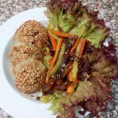 Xếp ra xà lách ra dĩa, cho đồ xào lên. Xếp cá vào một bên. Rưới mè rang và sốt sốt teriyaki.