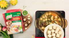 Khi các loại rau củ gần mềm, cho vào đậu Hà Lan và đậu hũ trắng (cắt miếng vuông), nêm nếm với 2 muỗng canh hạt nêm Knorr Nấm hương, khuấy đều rồi đun thêm 5 phút cho hỗn hợp hoà quyện.