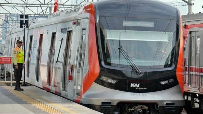 KRL Commuter Line melintas di jalur rel wilayah Jabodetabek.