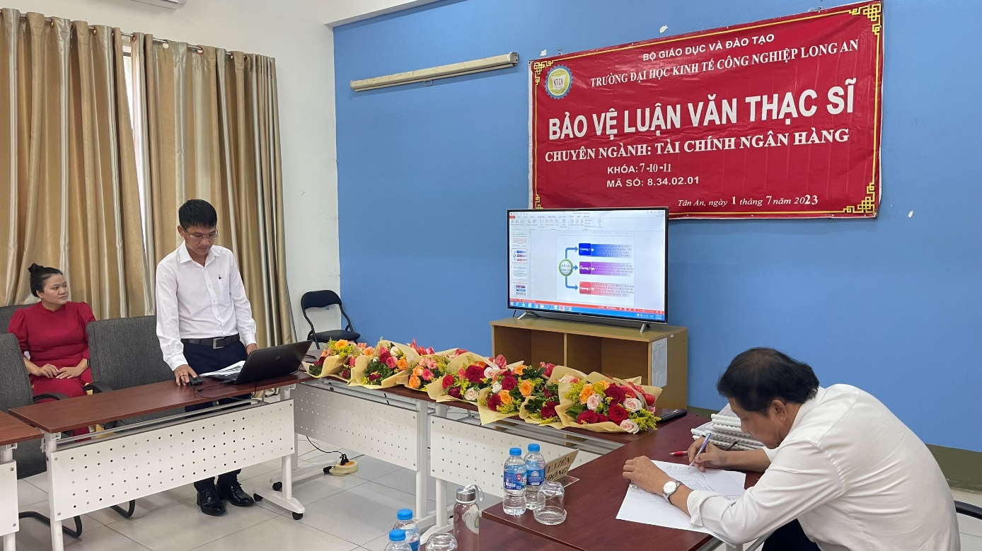 Học viên bảo vệ luận văn