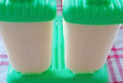 Cho 70ml nước cốt chanh, 80ml kem whipping, vỏ chanh mài vào hỗn hợp sữa, khuấy đều rồi cho vào các khuôn kem que, đặt vào tủ lạnh khoảng 2-3 tiếng đồng hồ.