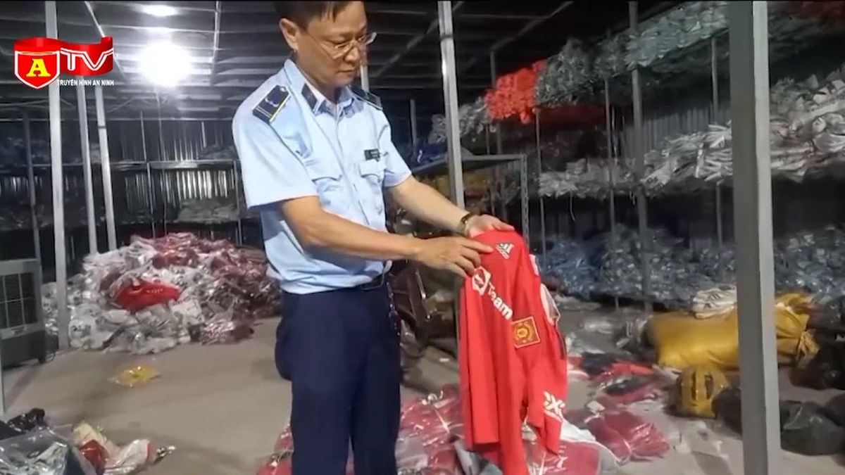Cận cảnh gần 4000 bộ quần áo thể thao giả 'hàng hiệu' bị tạm giữ - Chuyên trang An Ninh Thủ Đô - Báo Công an nhân dân