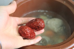 Đậy nắp lại, đợi đến khi nước trong nồi sôi thì chuyển lửa nhỏ. Cho 2 trái táo tàu vào. Đun đến khi sườn chín mềm khoảng 30-45 phút.