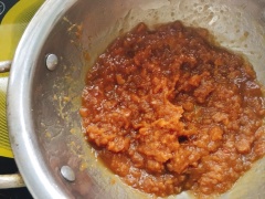 Tỏi ớt mua về đâm nhuyễn, tương hột mua về mang xay nhuyễn hoặc bạn thích ăn hột tương có thể để nguyên. Bí quyết làm nước chấm gỏi cuốn ngon của mình là giã nhuyễn nguyên liệu tỏi ớt thay vì phải băm hoặc xay nhỏ.