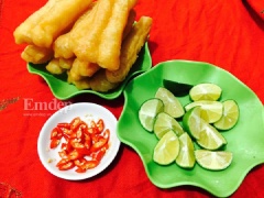 Ớt cắt nhỏ, chanh cắt miếng. Bánh quẩy cho ra đĩa.