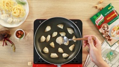 Bắc chảo lên bếp, cho nấm đùi gà vào cùng 1/2 muỗng canh hạt nêm Knorr Nấm hương, áp chảo đến khi xém vàng thì tắt bếp, lấy ra để riêng. Cũng trên chảo đó, cho vào chảo sốt củ dền, khuấy đến khi sôi rồi cho mì vào trộn đều.