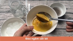 Đào có thể tự ngâm hoặc mua ở siêu thị. Cắt đào thành những lát mỏng đều.