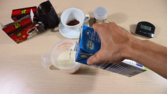 Cho 2 gói cà phê G7 hòa tan vào ly. Đong 220 ml sữa tươi full cream milk, sau đó đưa vào lò vi sóng làm nóng trong 45 giây.