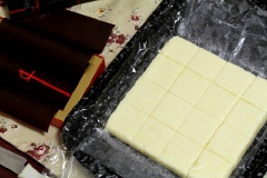 Đổ hỗn hợp chocolate trắng, chocolate đen ra khuôn, cho vào nướng ở 200 độ C trong 25-30 phút. Sau đó, cắt bánh thành những miếng nhỏ, hình vuông.