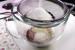 Phần bánh cupcake: Mở lò nướng sẵn ở 170 độ C. Cho 85g bột mì, 30g bột milo, 15g bột cacao, 1/4 muỗng baking soda, 1/4 muỗng muối vào âu trộn đều. Sau đó cho bơ lạt để mềm và trứng vào rồi trộn bằng máy đánh trứng đến khi thành hỗn hợp mịn, mượt. Tăng tốc độ lên và đánh tiếp trong 1 phút. Tắt máy, cho 20ml sữa tươi nguyên kem, 1/4 muỗng tinh chất vani vào đánh tiếp trong 30 giây.