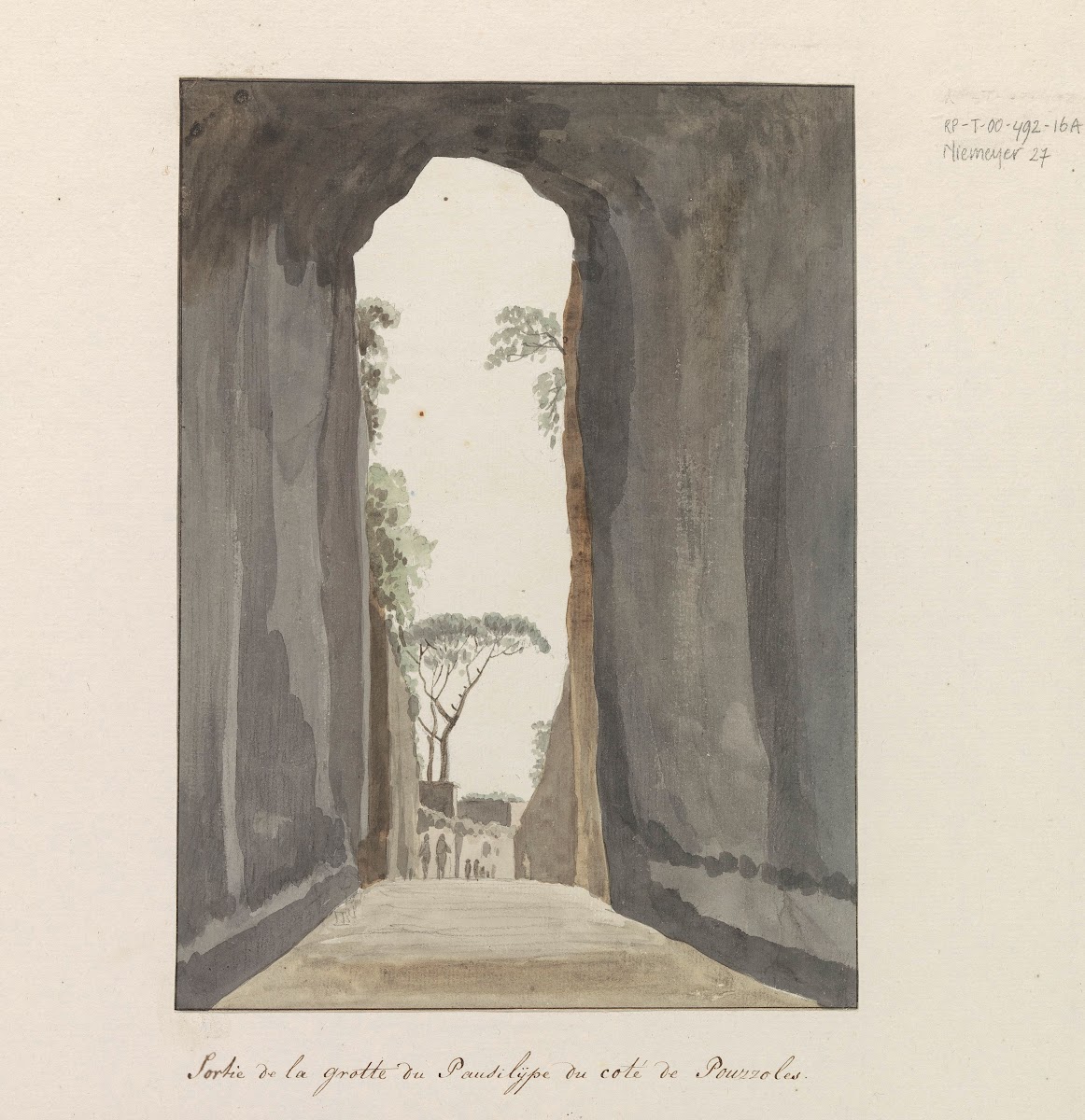 Uitgang van grot Crypta Neapolitana of Grotta di Posillipo aan de kust van Pozzu