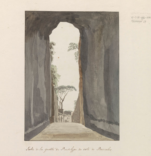 Uitgang van grot Crypta Neapolitana of Grotta di Posillipo aan de kust van Pozzu