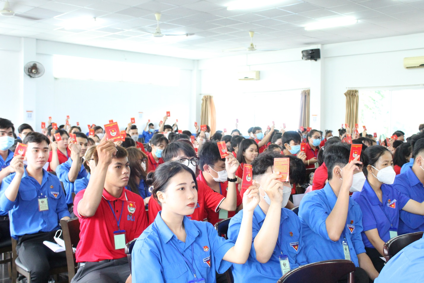 Biểu quyết thống nhất các văn bản đại hội