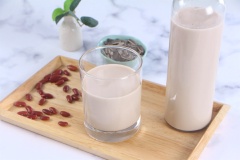 Sữa đậu đỏ là món đồ uống bạn không nên bỏ qua, nay kết hợp thêm cùng hạt hướng dương không chỉ có hương vị thơm ngon mà nó còn có tác dụng giúp làm đẹp da, giàu dinh dưỡng rất tốt cho sức khỏe. Với công thức đơn giản từ Cooky, hy vọng có thể giúp bạn học thêm được cách pha chế một món đồ uống ngon để thỉnh thoảng chiêu đãi cả gia đình cùng thưởng thức nhé!